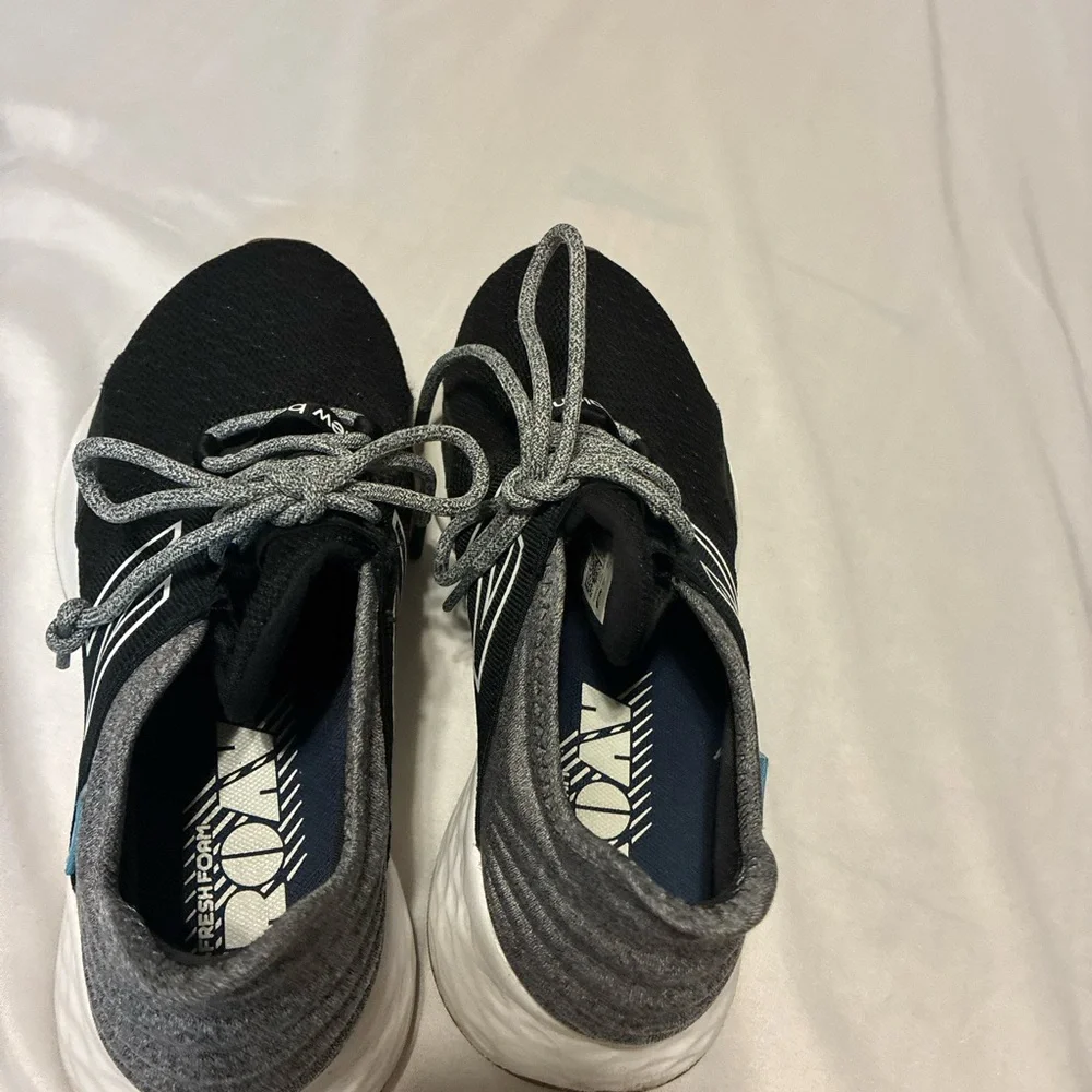 New Balance Fresh Foam Roav WROAVTK Black Gray Sneakers Women’s 6.5 Running Shoe - Picture 2 of 7